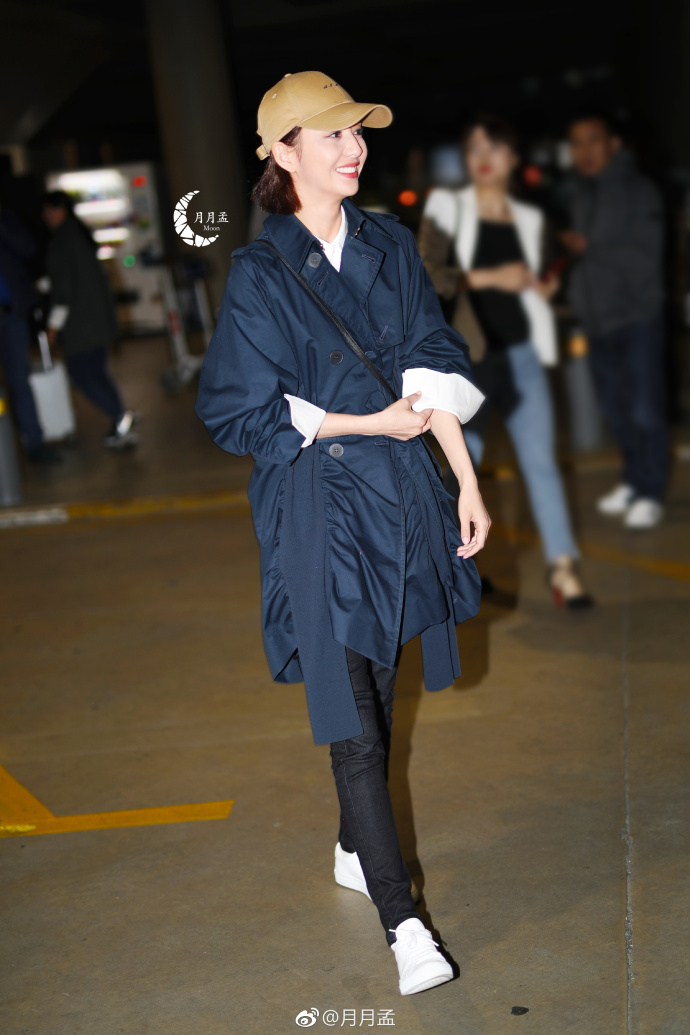 新疆美女明星佟丽娅休闲风衣现身上海机场时尚 7