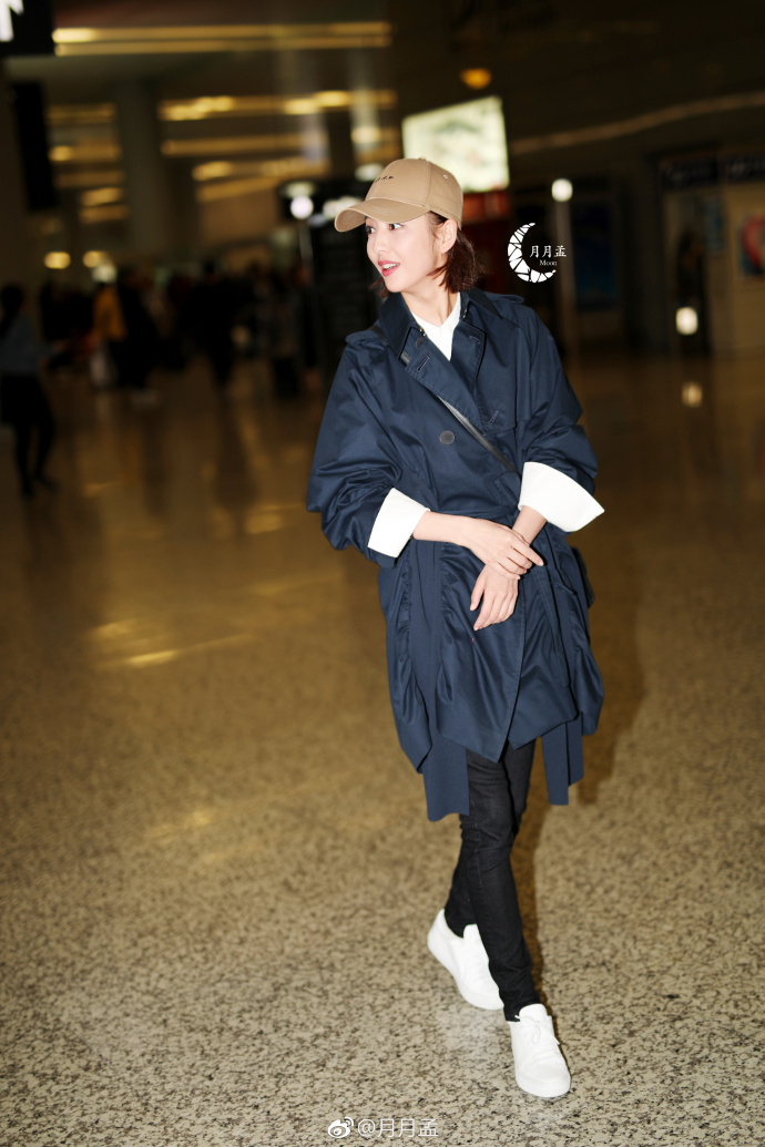 新疆美女明星佟丽娅休闲风衣现身上海机场时尚 9