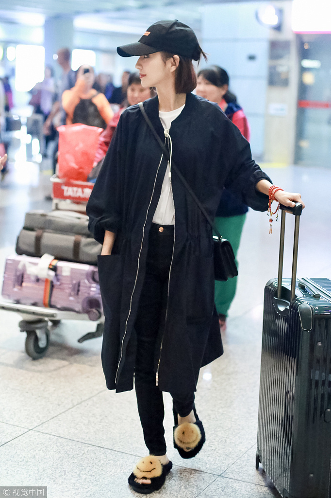 新疆美女明星佟丽娅现身机场脚踩毛毛拖鞋时尚