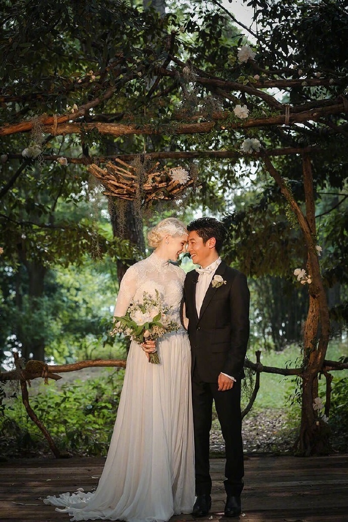 湖北帅哥撒贝宁与加拿大籍妻子李白森林系婚礼