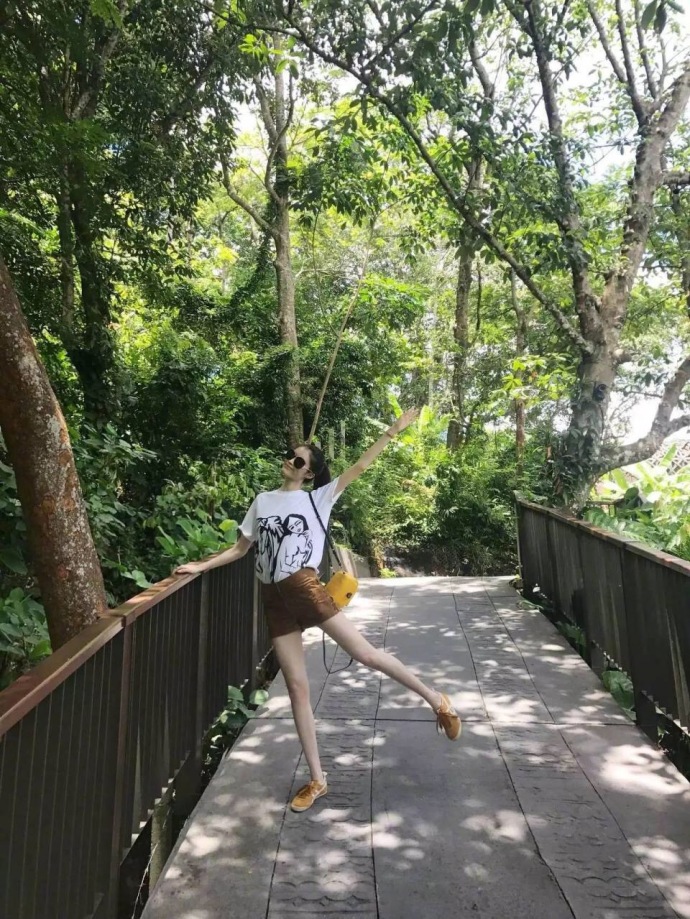 国际超模美女明星何穗为你示范旅行照的正确晒 2