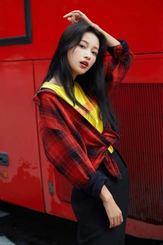 大眼美女明星孙怡格仔衫搭配长款鱼尾裙清新活 3