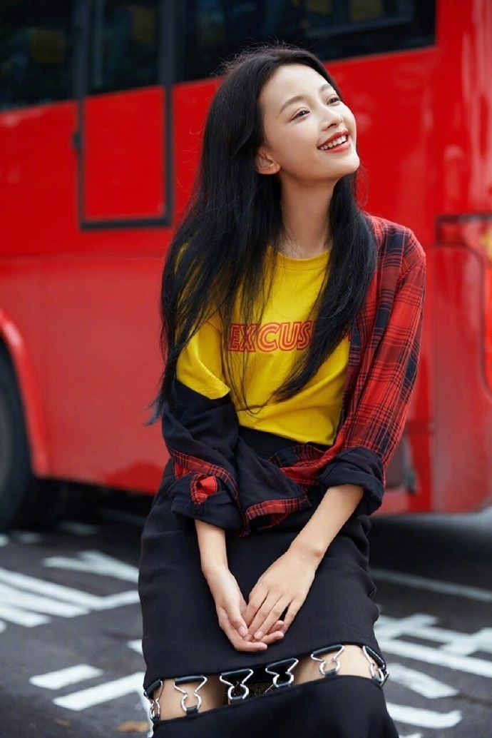 大眼美女明星孙怡格仔衫搭配长款鱼尾裙清新活 4