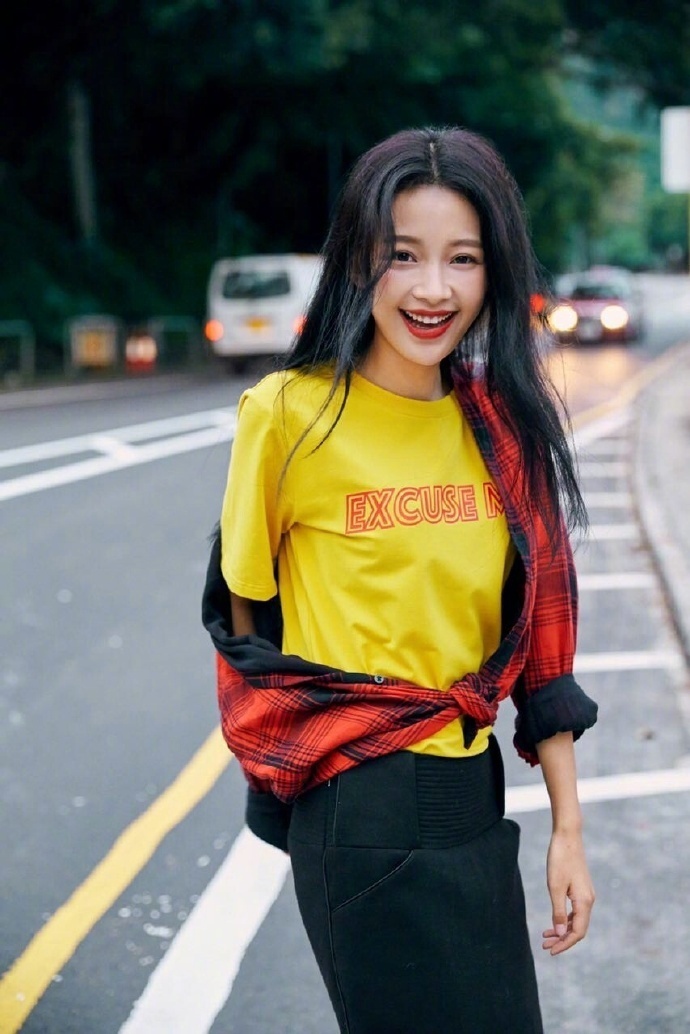大眼美女明星孙怡格仔衫搭配长款鱼尾裙清新活 5
