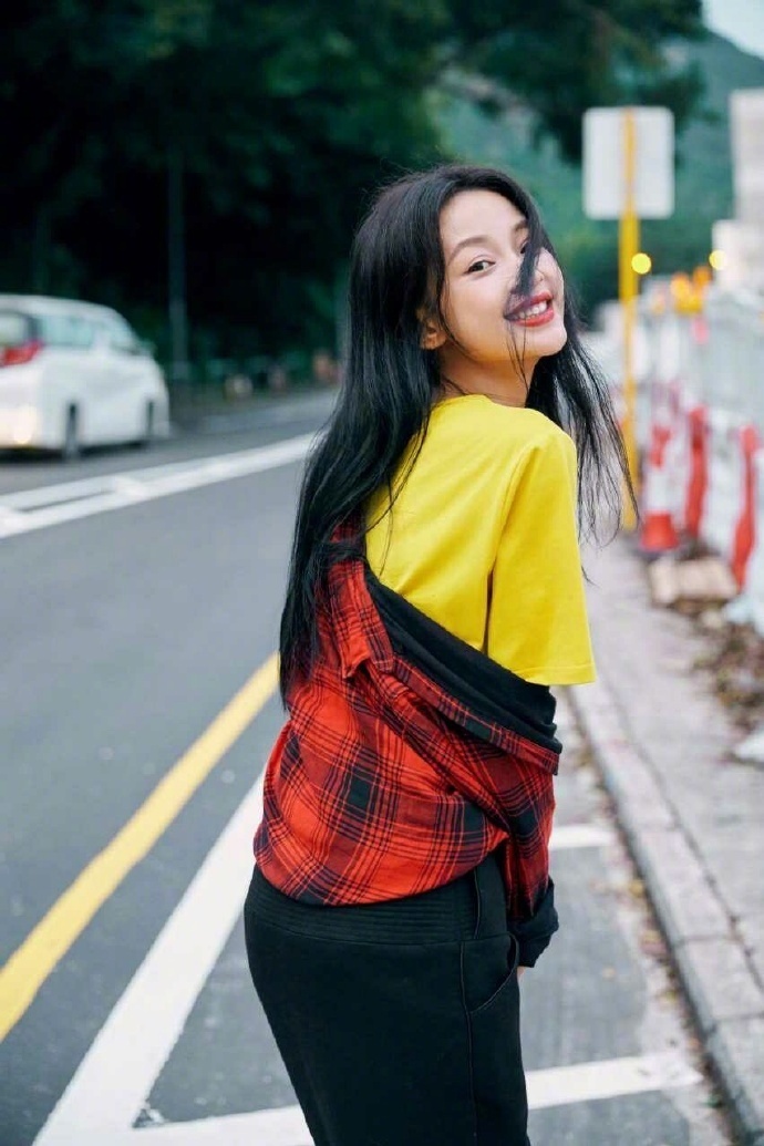 大眼美女明星孙怡格仔衫搭配长款鱼尾裙清新活 6