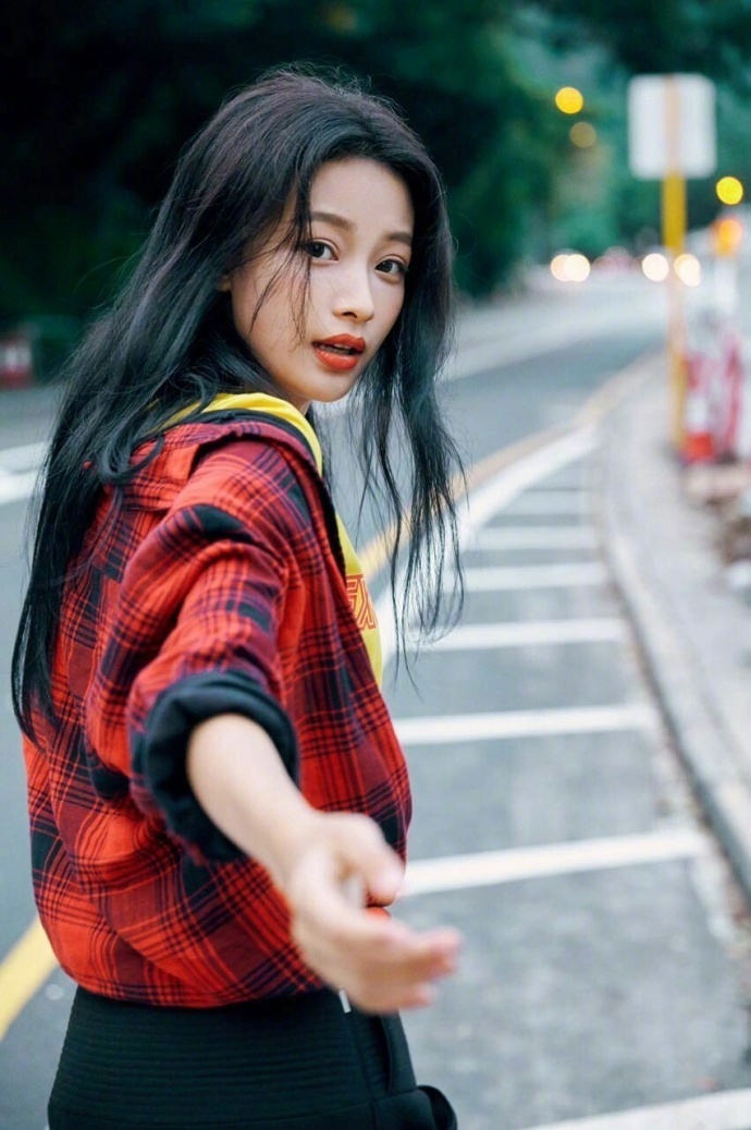 大眼美女明星孙怡格仔衫搭配长款鱼尾裙清新活 7