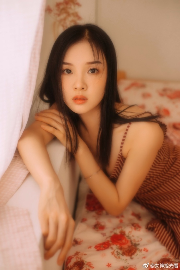 性感女神不拉小姐吊带裙性感写真