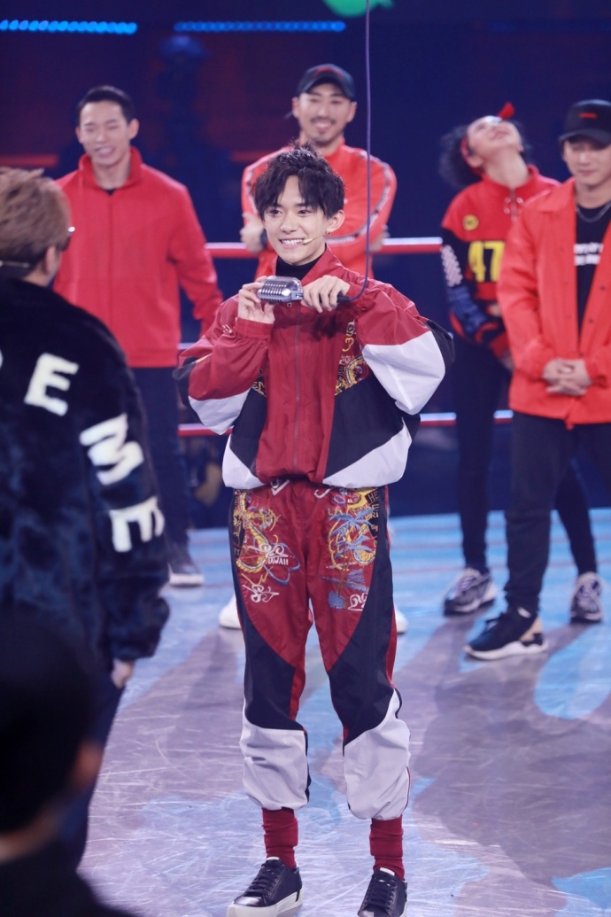 湖南小鲜肉男明星易烊千玺《这就是街舞》舞蹈