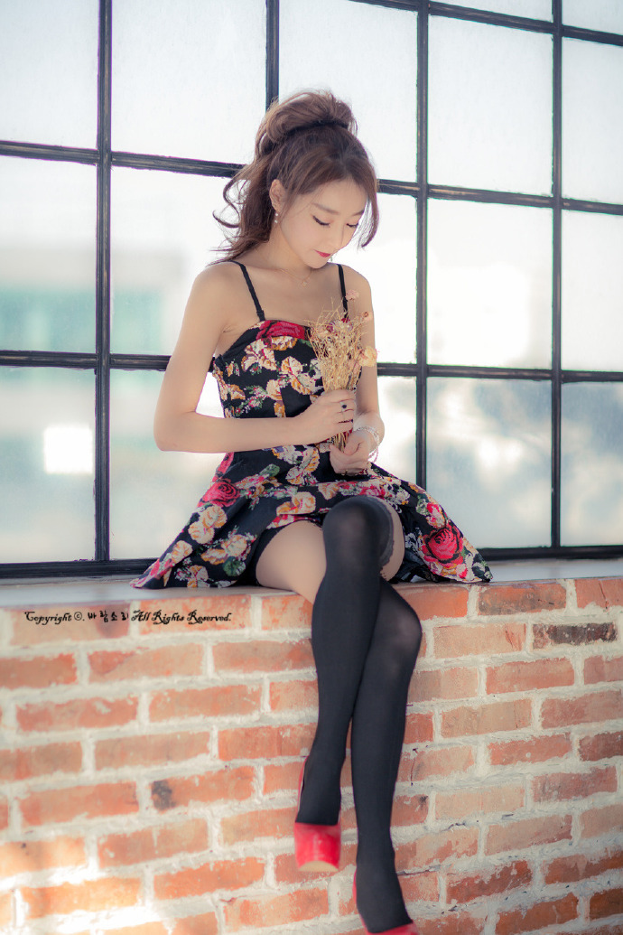 性感美女黑色丝袜搭配碎花吊带裙性感写真