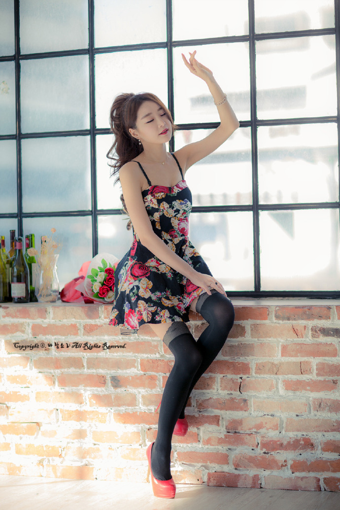 性感美女黑色丝袜搭配碎花吊带裙性感写真 2