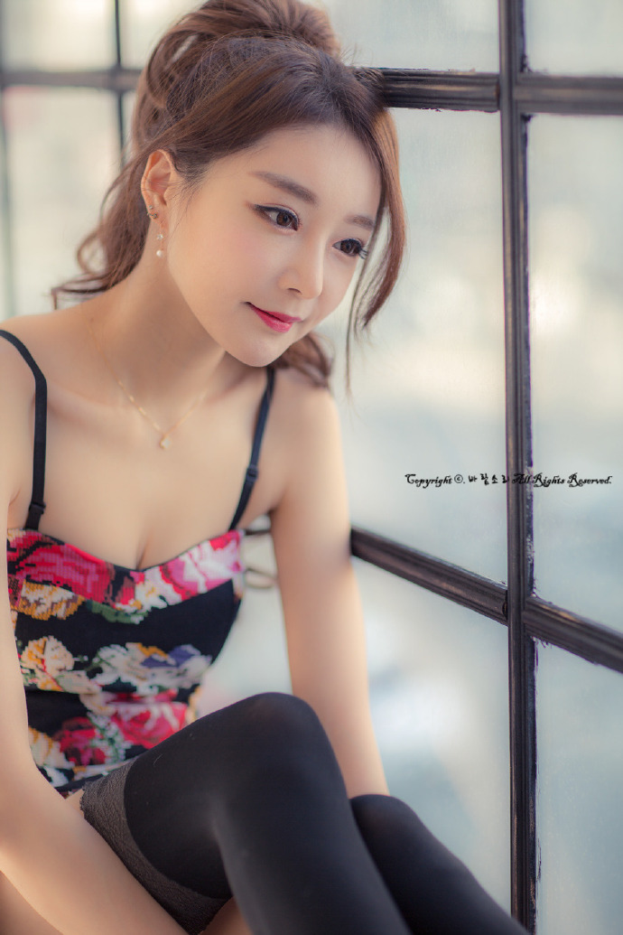 性感美女黑色丝袜搭配碎花吊带裙性感写真 3