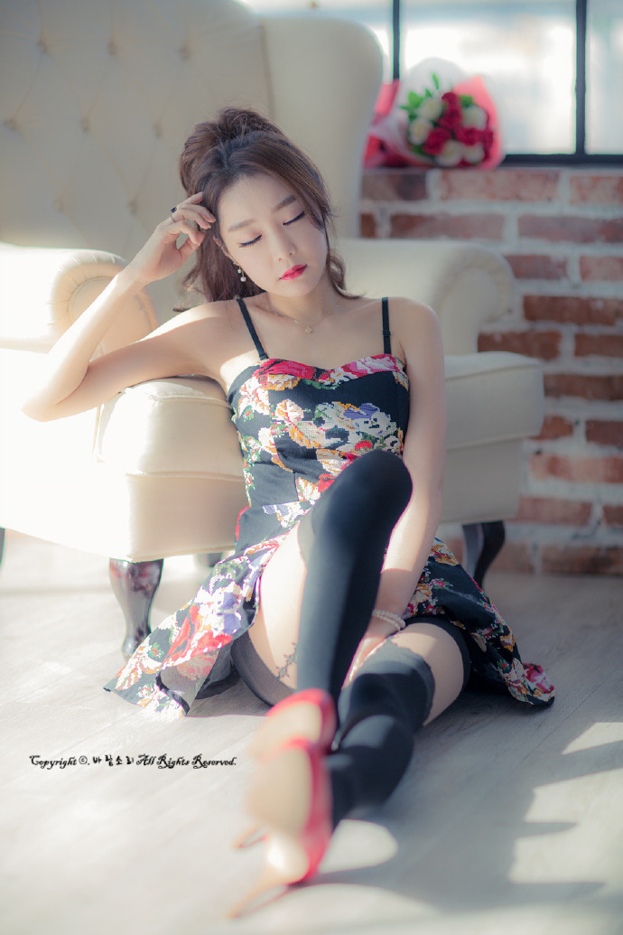 性感美女黑色丝袜搭配碎花吊带裙性感写真 6