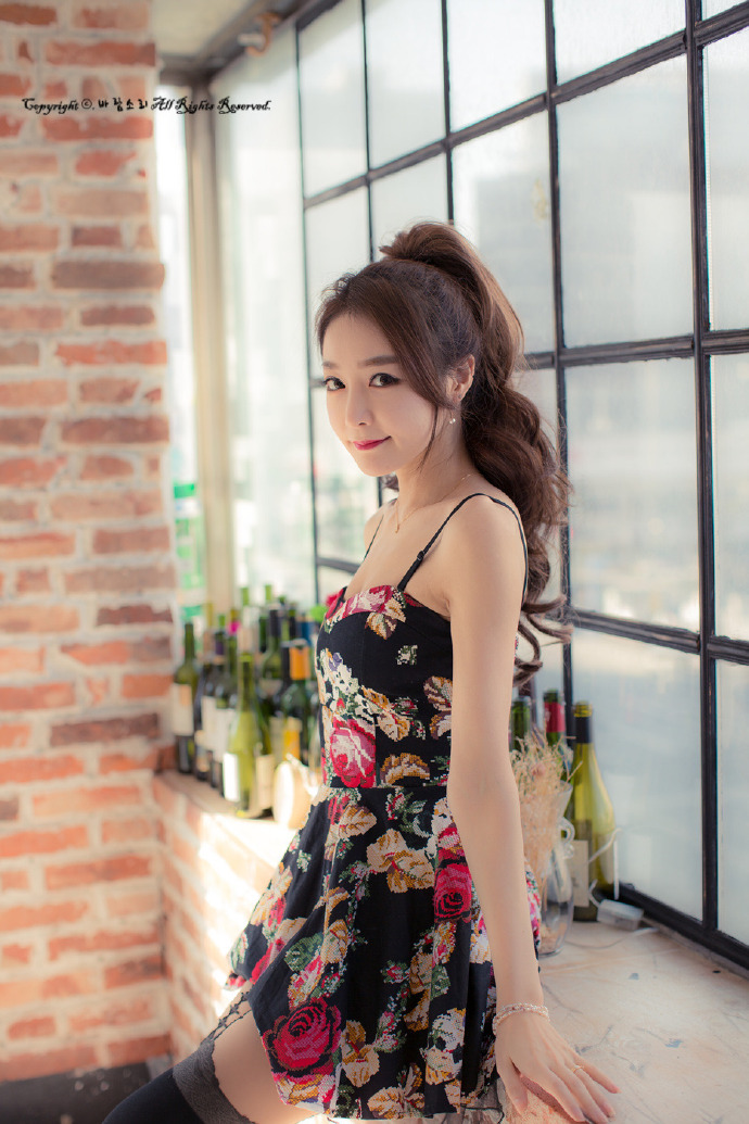 性感美女黑色丝袜搭配碎花吊带裙性感写真 8