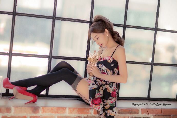 性感美女黑色丝袜搭配碎花吊带裙性感写真 9