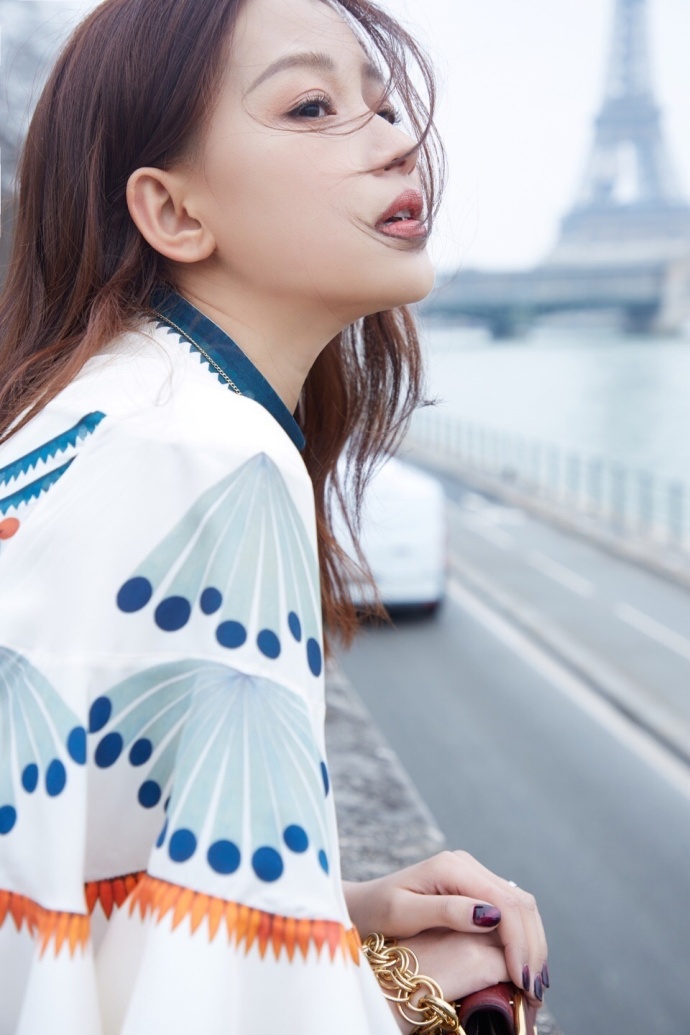 大眼美女明星孙怡一身印花连衣裙搭配暗红色金 5