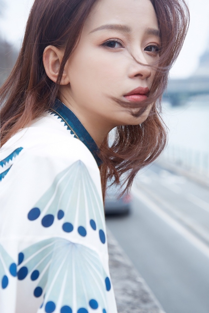 大眼美女明星孙怡一身印花连衣裙搭配暗红色金 6