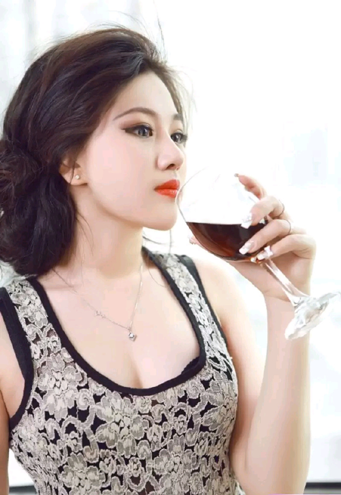 性感美女大红唇配红酒性感图片 6