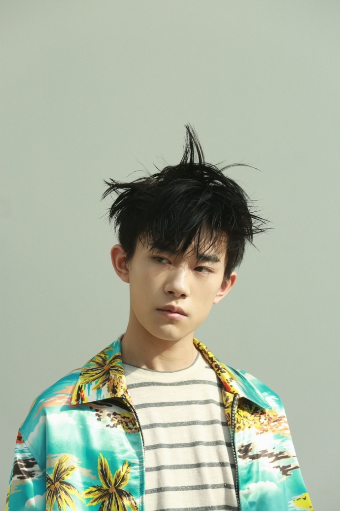 小鲜肉男明星易烊千玺《GQ》时尚封面图片花絮照 2