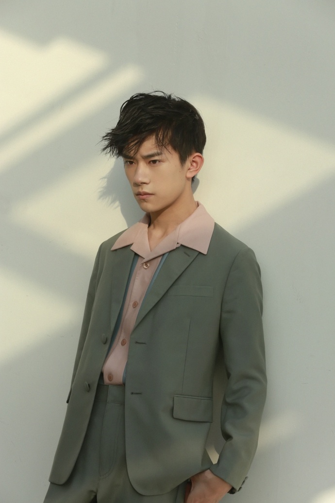 小鲜肉男明星易烊千玺《GQ》时尚封面图片花絮照 5