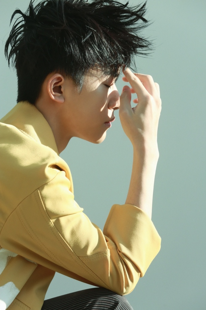 小鲜肉男明星易烊千玺《GQ》时尚封面图片花絮照 7