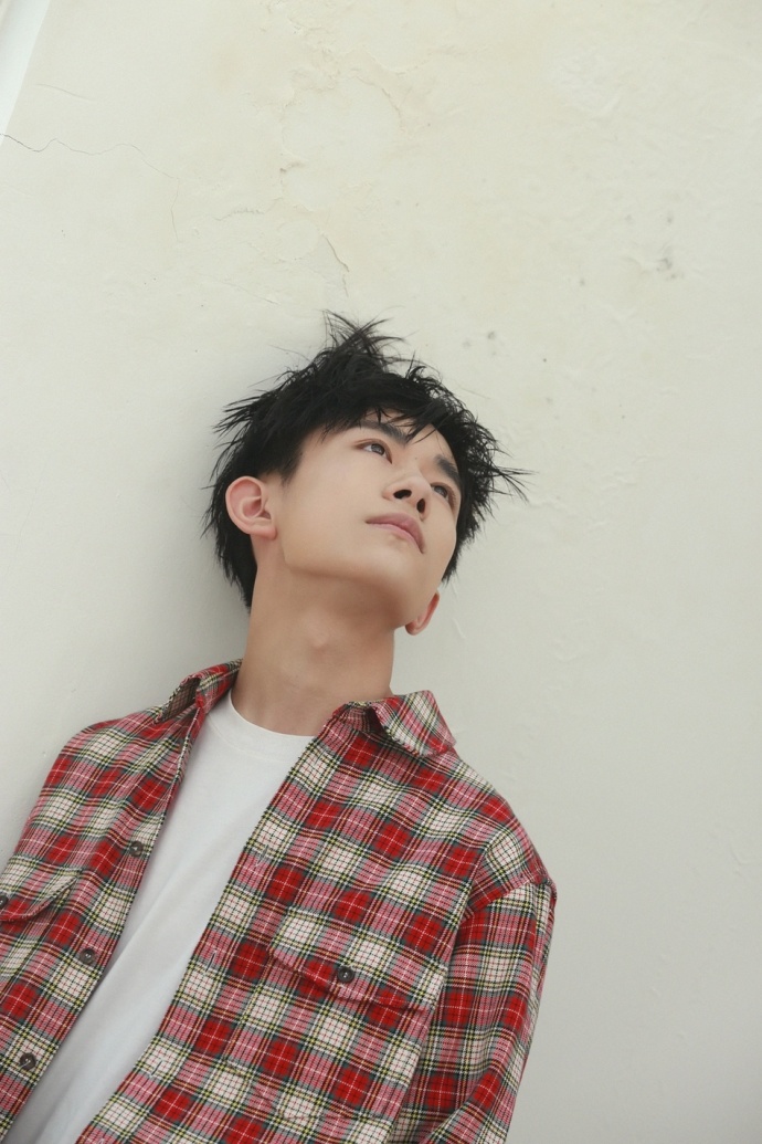 小鲜肉男明星易烊千玺《GQ》时尚封面图片花絮照 8