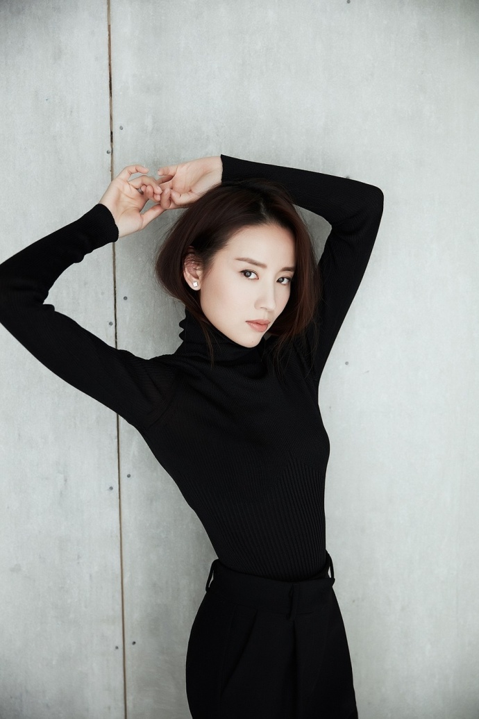 内地女演员董洁一袭黑色紧身衣时尚大片 4