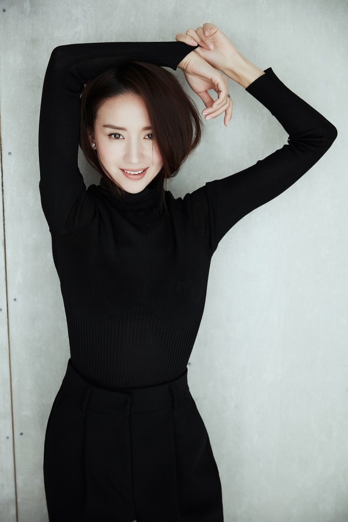 内地女演员董洁一袭黑色紧身衣时尚大片 5