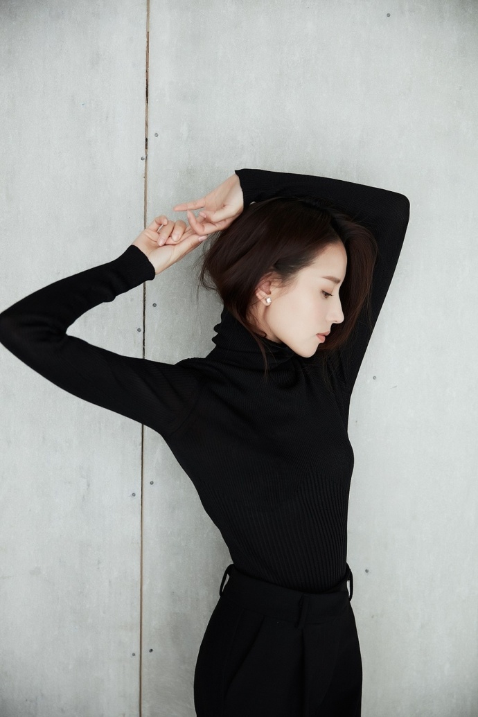 内地女演员董洁一袭黑色紧身衣时尚大片 6