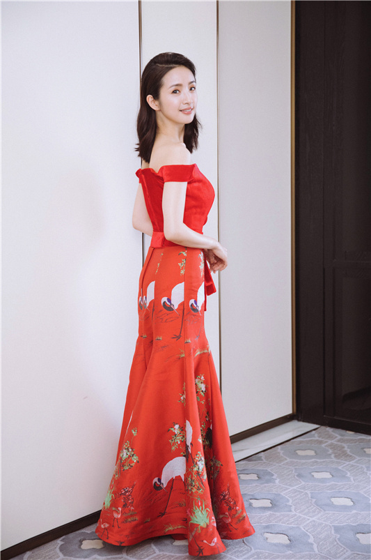 台湾美女明星林依晨简约中国风刺绣礼服时尚写 2