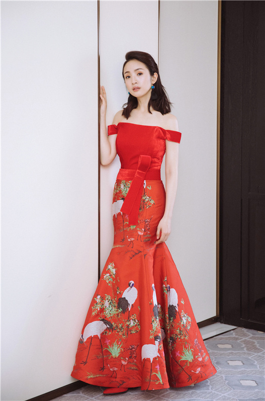 台湾美女明星林依晨简约中国风刺绣礼服时尚写 3