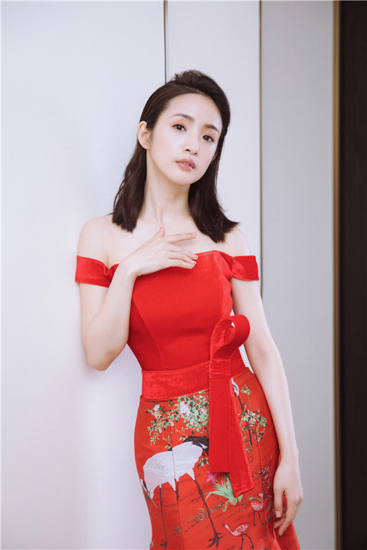 台湾美女明星林依晨简约中国风刺绣礼服时尚写 4
