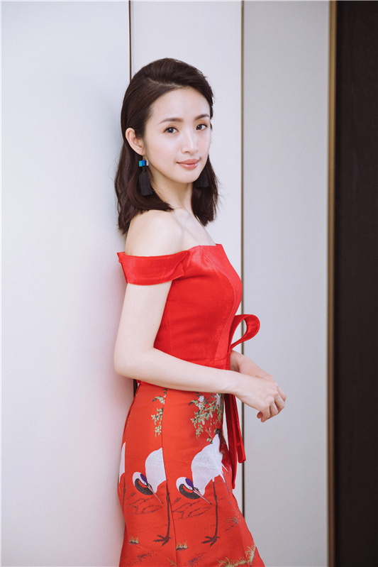 台湾美女明星林依晨简约中国风刺绣礼服时尚写 5