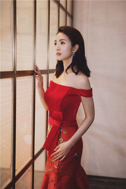 台湾美女明星林依晨简约中国风刺绣礼服时尚写 6