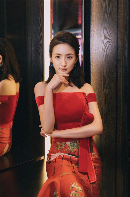 台湾美女明星林依晨简约中国风刺绣礼服时尚写 7