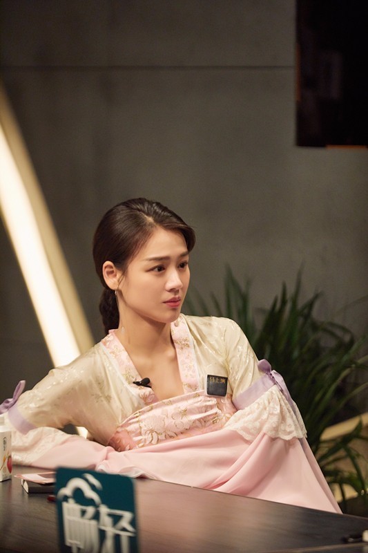 大眼美女明星马思纯《我是大侦探》上演口吞拳 2