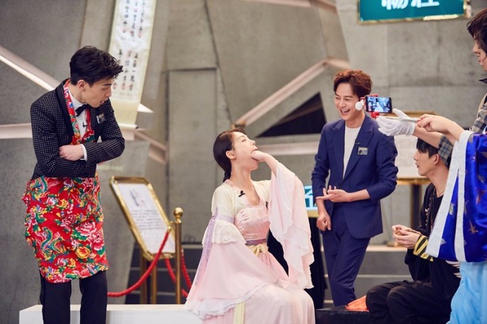 大眼美女明星马思纯《我是大侦探》上演口吞拳 5