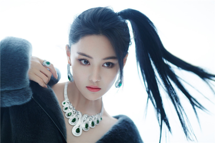 江苏美女明星张馨予一身长款绒外套时尚写真 3