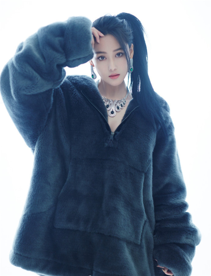 江苏美女明星张馨予一身长款绒外套时尚写真 4
