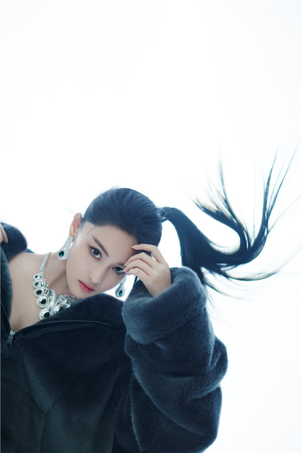 江苏美女明星张馨予一身长款绒外套时尚写真 5