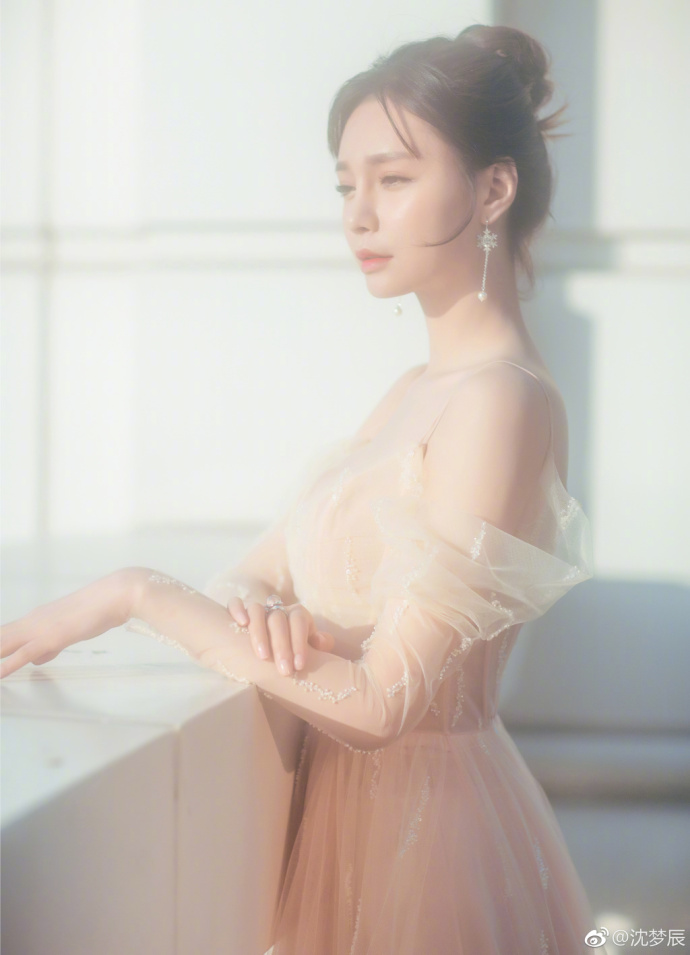 湖南美女明星沈梦辰深V纱裙露诱人酥胸性感图片 2