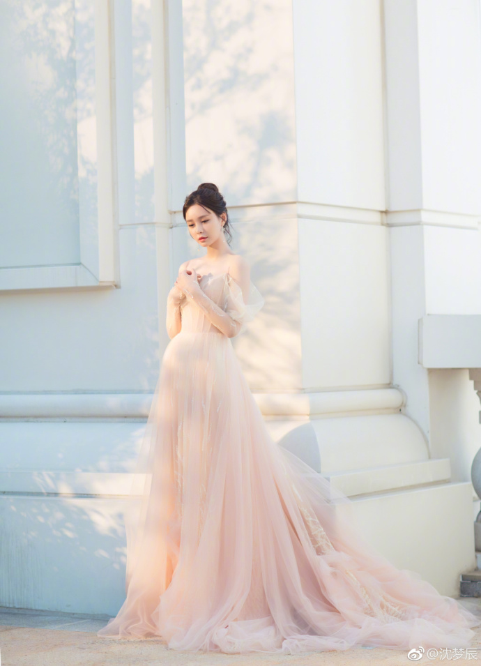 湖南美女明星沈梦辰深V纱裙露诱人酥胸性感图片 3