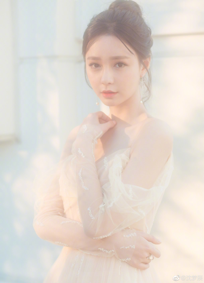 湖南美女明星沈梦辰深V纱裙露诱人酥胸性感图片 5