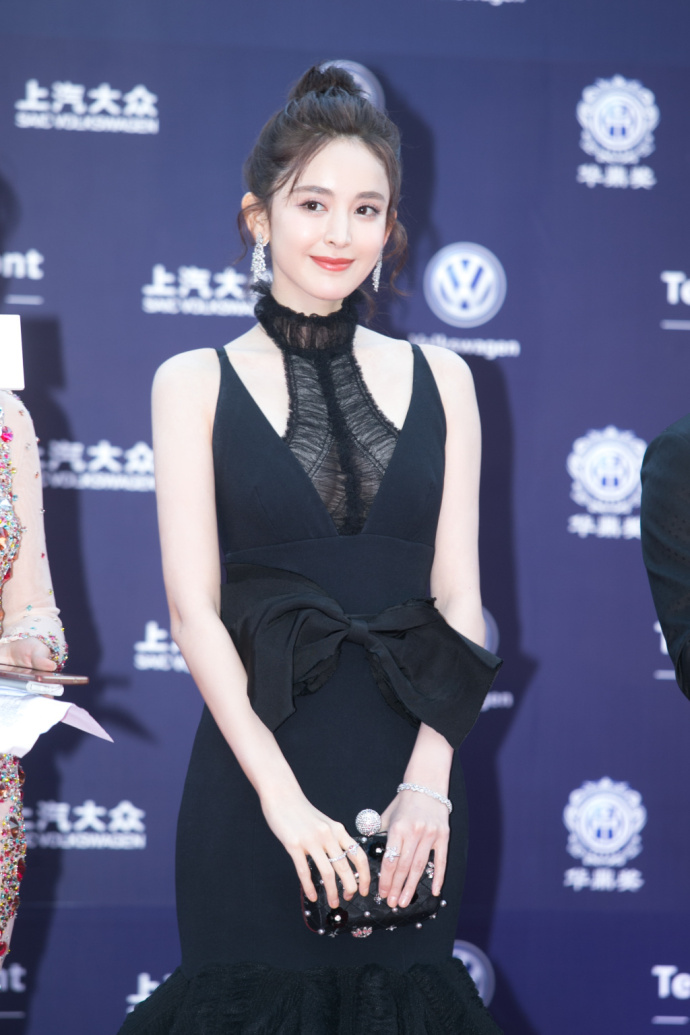 新疆美女明星古力娜扎身穿黑色露背鱼尾长裙图 4