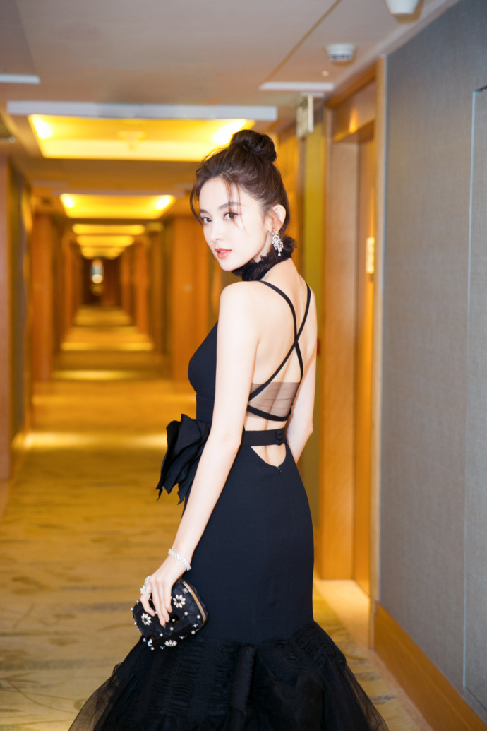 新疆美女明星古力娜扎身穿黑色露背鱼尾长裙图 5