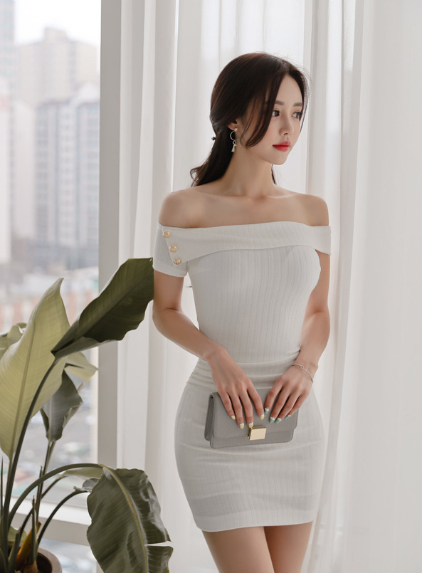 性感美女白色露肩礼服性感写真 4