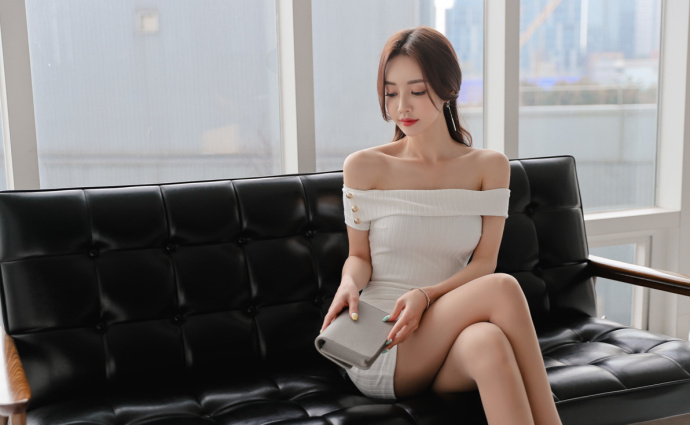 性感美女白色露肩礼服性感写真 8
