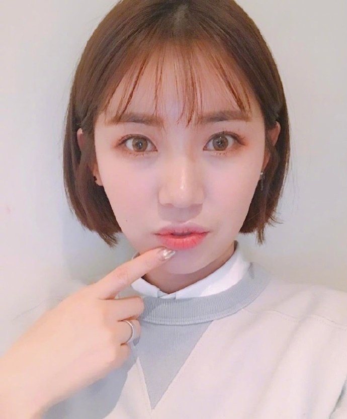女生短发发型图片_谁说短发就是一成不变短发也