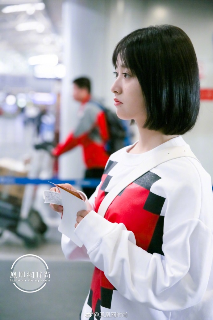 湖南美女明星沈月清新少女范现身机场时尚街拍 2