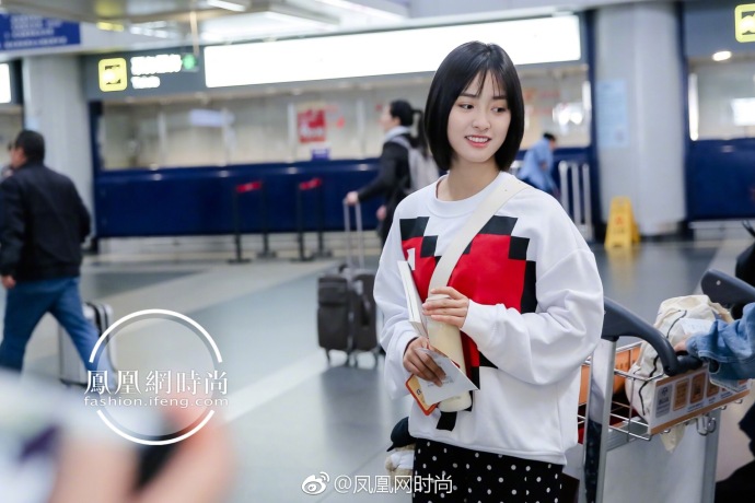 湖南美女明星沈月清新少女范现身机场时尚街拍 3