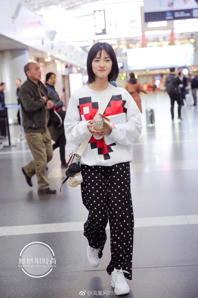 湖南美女明星沈月清新少女范现身机场时尚街拍 4